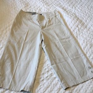 NEW w/tags Dockers woman’s size 6 wide leg Capris